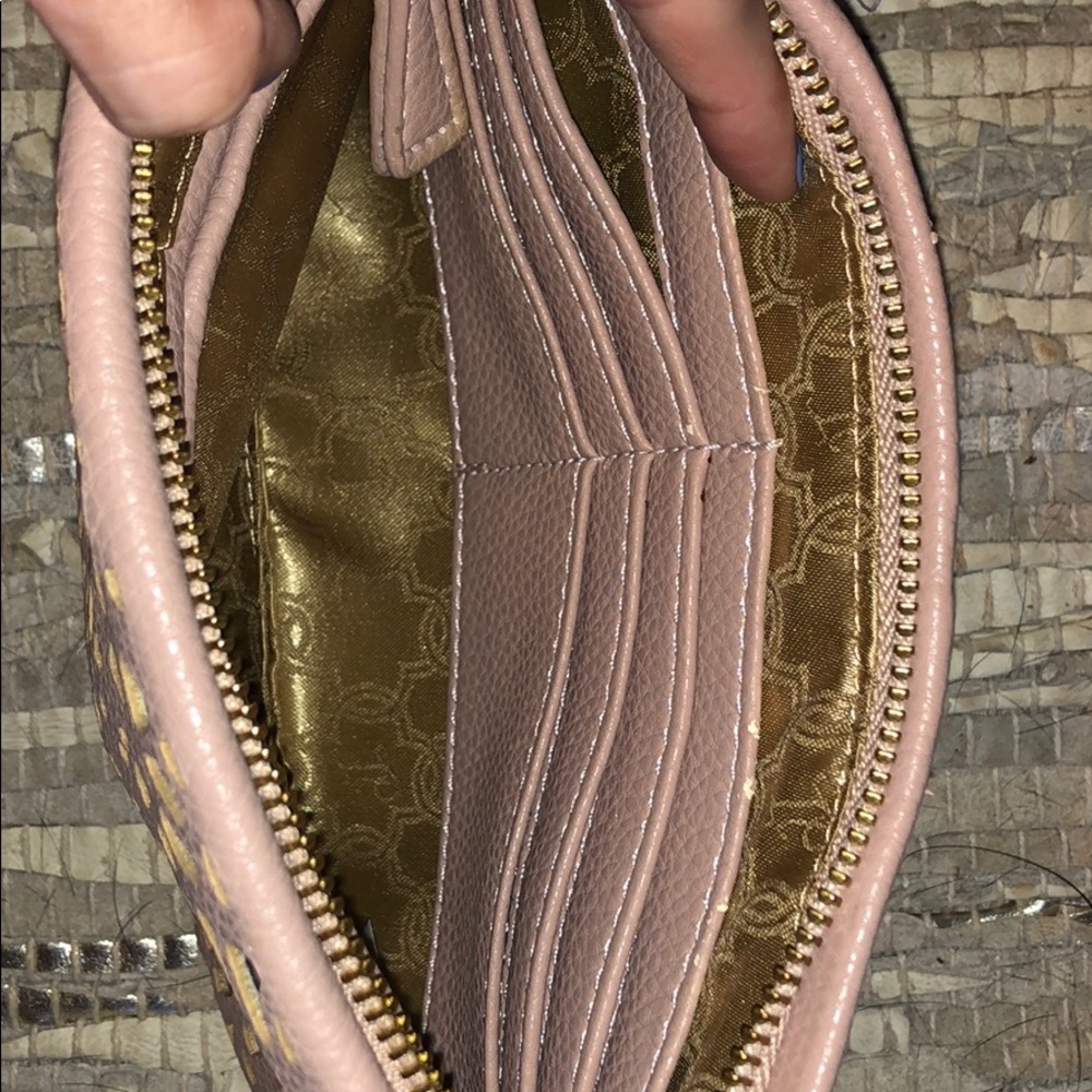 Clutch - Picture 2 of 2